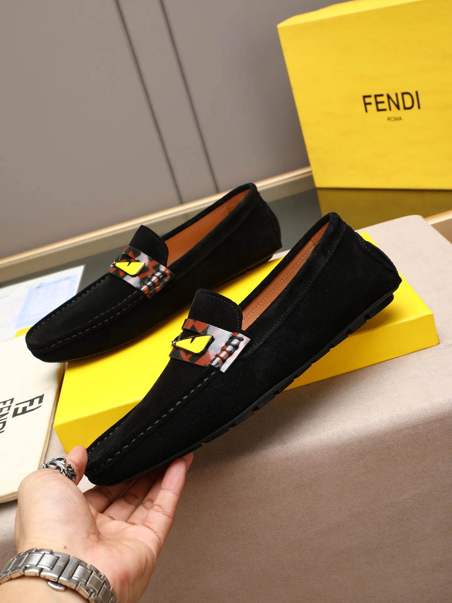 Men's shoes 💰400💰[FENDI] The little monster of Fendi F family, which is popular all over the world, is coming in a big way, the latest color, driving slip-on loafers, avant-garde and versatile fashion men's shoes, bun shoes, bean shoes👌👌👌 Private mold opening, 1:1 reproduction... The upper is made of first-layer cowhide, and the first-layer pigskin lining... is extremely comfortable, fashionable, simple, atmospheric and personalized [color] The side of the shoe is more refined, and the overall effect is handsome [ Turn in a circle][Turn in a circle]💭This hardware monster with eyes is not the popular version on the market🚳🚳Compared with the old model, it is more trendy, eye-catching and more classy🔰This summer, the little monster will subvert the old ideas and share the fashion with you🔱A must-have for fashionistas! Must keep it for yourself! Online outsole, high-end quality workmanship. Color: black, blue, white, red. Matching code: 38-44 (45 46 47 customized) (standard leather shoe size)